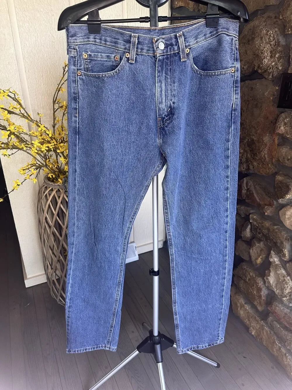 Levi's 505 Men’s Blue Medium Wash Straight Regular Fit Denim Jeans. 32x34